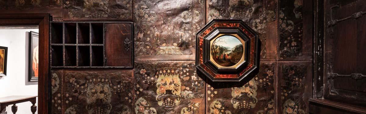 wand met goudleer in het museum