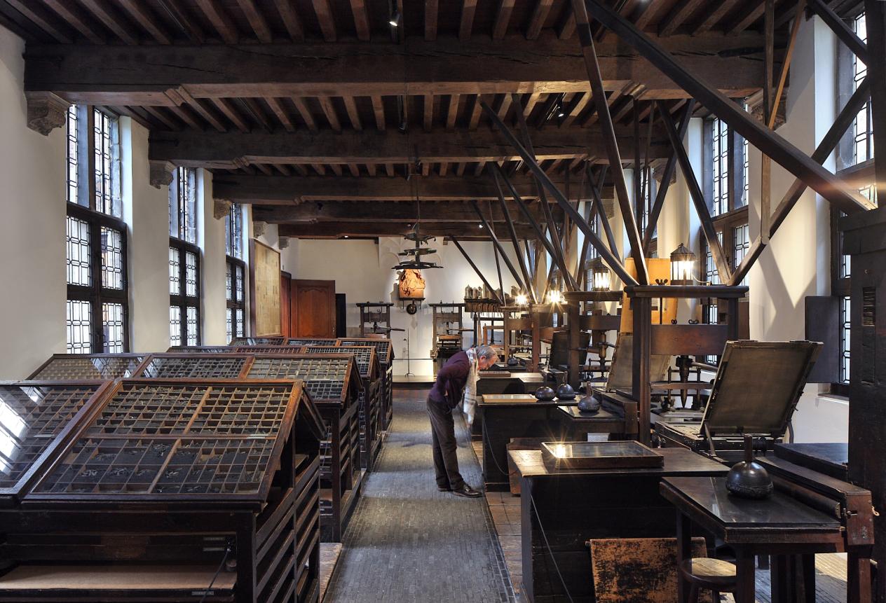 De oude drukkerij met links de letterkasten en rechts de drukpersen