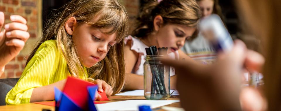 kinderen aan de slag