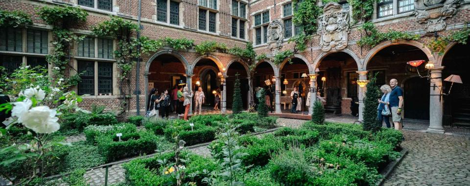 Bezoekers in de binnentuin van het Museum Plantin-Moretus