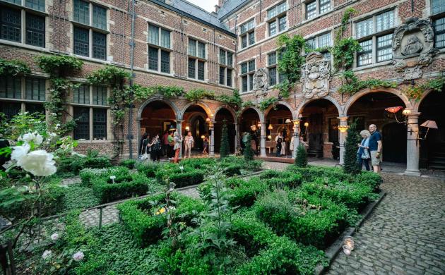 Bezoekers in de binnentuin van het Museum Plantin-Moretus