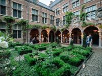 Bezoekers in de binnentuin van het Museum Plantin-Moretus